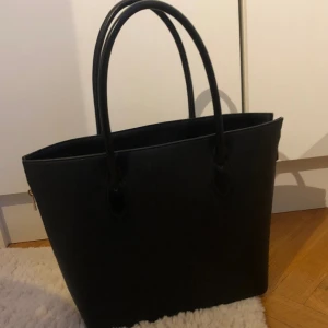 Svart väska  - Svart medelstor väska från hm🤍sparsamt halvöns och i mycket bra skick🤍