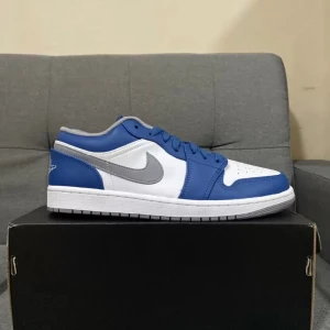 Air Jordan 1s true blue  - Jag köpte dem för 2500 kr direkt när dem kom ut på soleplus, jag har använt dem knappt, jätte rena, vill sälja dem eftersom vill köpa nya skor. Priset går och diskutera 