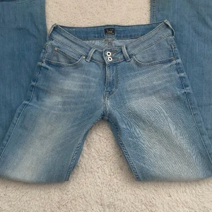 Low waist lee jeans - Jag säljer dessa jätte fina lee jeansen(joliet) i storlek W28 L32! Inga defekter alls och säljer eftersom de är lite stora på mig🩷 BOOTCUT & LOW WAIST