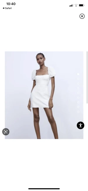 Zara klänning - Intressekoll på denna helt underbara klänning som funkar så bra till student! Storlek S, helt slutsåld på Zaras hemsida💕Hör gärna av er om ni har frågor eller prisförslag 