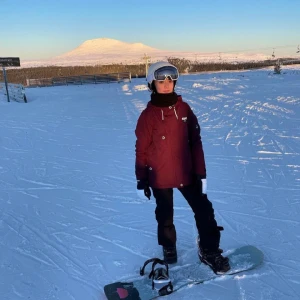 Dope jacka skidåkning - Säljer denna skidjacka från dope då jag har vuxit ur den. Har använt den men den ser och känns väldigt ny. Skit cool i backen och är väldigt bekväm. Storleken är xxs men passar xs❤️