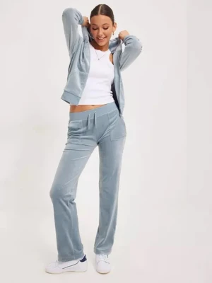 Juicy couture  - I fint skick använd några enstaka gånger Speciell färg inte den vanliga ljusblåa  