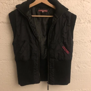 Väst med rosa text - Fin väst med rosa text på fickan. Aldrig använd ☺️☺️