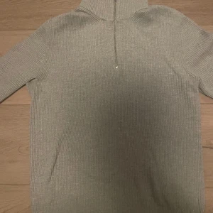 Stilren Halv Zip - Säljer denna väldigt stilrena Halvzip ifrån Jack & Jones, eftersom den är för liten. Storleken är S och skicket är bra