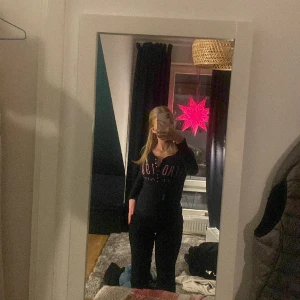 Långärmad tröja  - Långärmad tröja med tryck och knappar på. Väldigt skön och Stretchig, inga hål eller skador. Storlek xs 💖 #stockholmstil #långärmadetröjor 