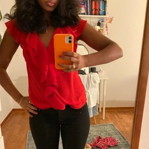 Röd blus  - Så fin röd blus som passar till vardag och fest 😇😘 