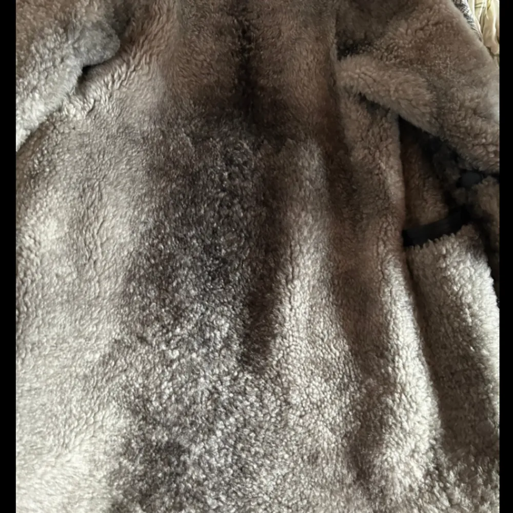 Fin och lyxig pälsjacka med kapuschong (äkta päls). Köpt i Stockholm på Kiwi Furs. Ny och Oanvänd! Passar dig med storlek S-M. Ljus grå färg. Om du har pälsen på dig är den väldig lättvikt och du känner dig varm☺️. Jackor.