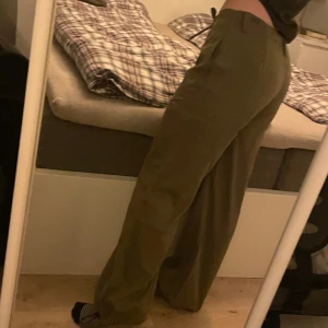 Emmiol byxor  - Byxor från emmiol i olivfärg och i storlek M. Har snöre runt midjan som kan anpassas mycket. Nyskick