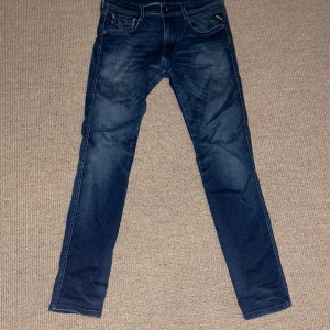 Replay Anbass - Säljer ett par riktigt feta replay anbass i storlek 30/32 och är i mycket bra skick. Hör av er vid frågor eller funderingar. Pris kan diskuteras.