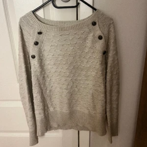 En stickad grå/beige tröja - Jätte fin tröja  