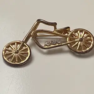 Snygg guldfärgad brosch i form av cykel Okänt material 