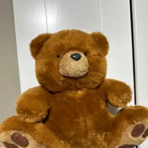 En gullig brun björn, kontakta om ni har frågor💕