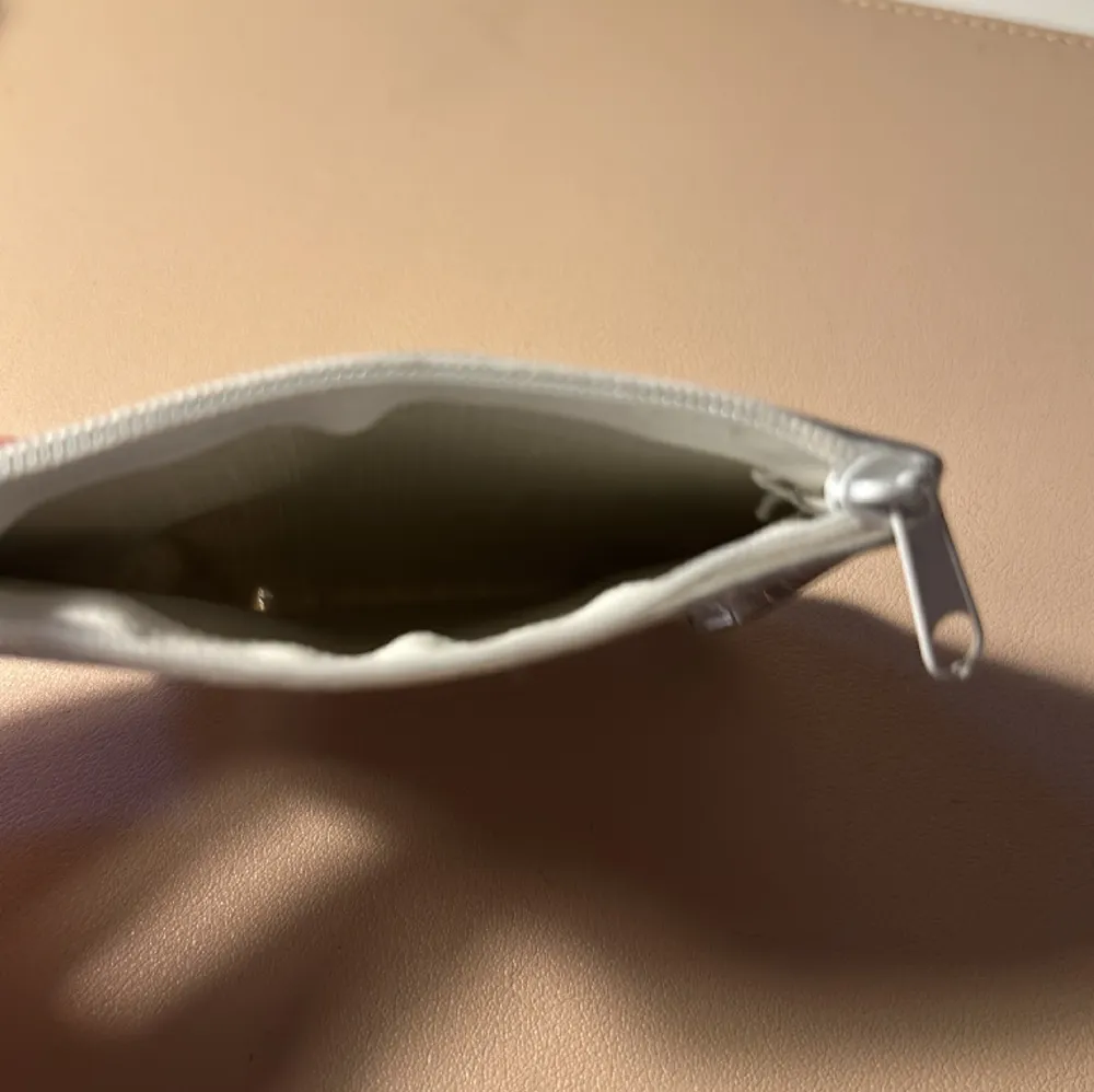 Liten silver plånbok/korthållare perfekt att ha i en handväska och förvara kort eller annat 🌸 sista bilden är bara för att visa storleken mot ett paket näsdukar . Accessoarer.
