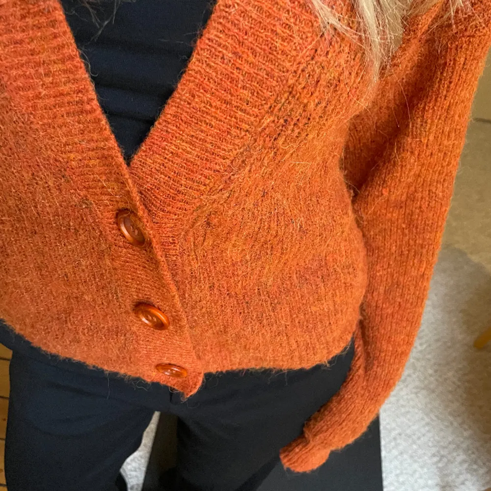 Mysig stickad tröja ifrån lindex i mohair blend. Rost/ orange färg, Knappt använd så i bra skick! 🙌🏼. Stickat.