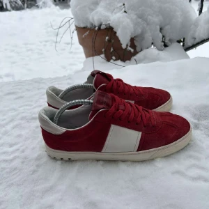 Valentino flycrew - Ett par väldigt sällsynta och trendiga valentino flycrew skor. Skick 9/10, alla nitar kvar, pris kan diskuteras lite grann vid snabb affär.😁 Kom PM för vilka som helst frågor! Bara skorna kommer med!!