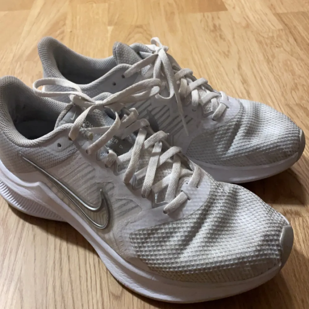 Skor från Nike i storlek 40. Endast använda inomhus. Inga hål i skorna, dem har ej använts särskilt mycket. . Skor.
