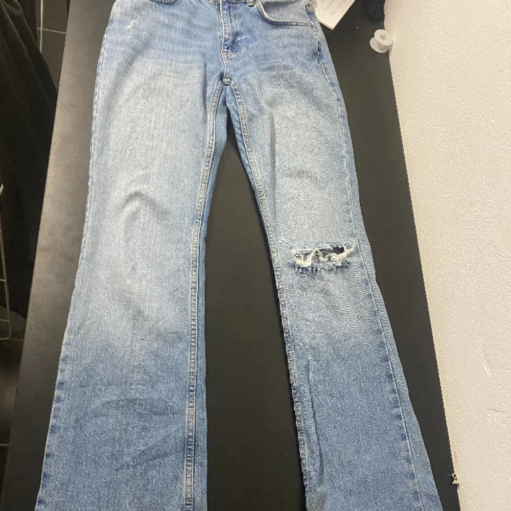 Säljer dessa jeans från Gina tricot i storlek 36. Lite skavda längst ner bak på benen. Köparen står för frakten ❤️. Jeans & Byxor.