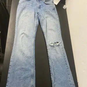 Säljer dessa jeans från Gina tricot i storlek 36. Lite skavda längst ner bak på benen. Köparen står för frakten ❤️