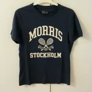 Fin mörkblå Morris T-shirt som knappt är använd. Storlek XS men passar S också.