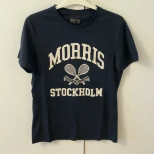 Morris T-shirt - Fin mörkblå Morris T-shirt som knappt är använd. Storlek XS men passar S också.