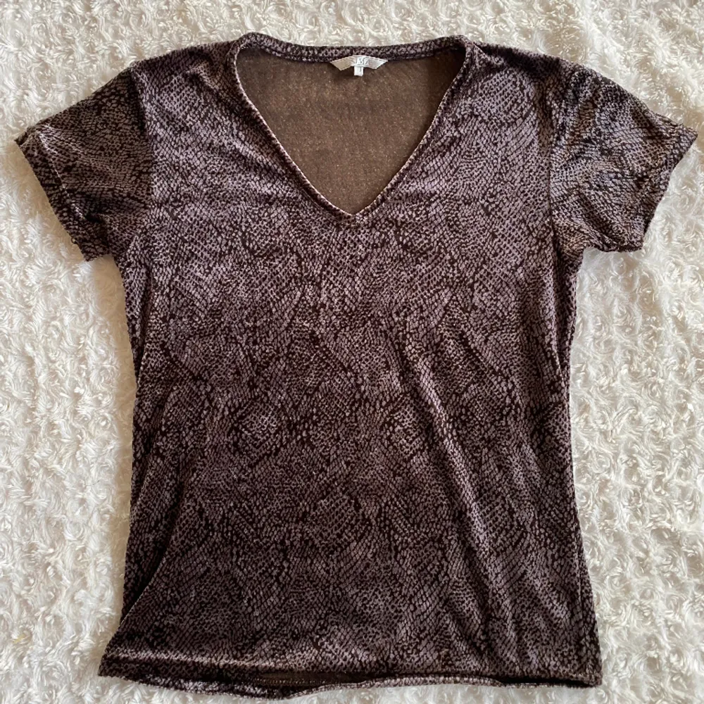 Såå cool t-shirt med orm-mönster i typ brunt velour-tyg! Storlek M, men tycker den sitter mer som en S. Säljer då den inte kommer till användning. Hör av dig om du har frågor 💋. Toppar.