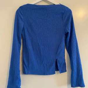 blå tröja - blå tröja med en slits och båtringning från gina, oanvänd!