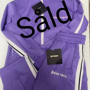 Palm angels byxor - Palm angels byxor i fin färg och i bästa pris passa på och köp!!!