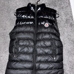 Moncler väst  - Hej säljer denna då de börjar bli vinter o ingen andvändning av den pris kan diskuteras vid snabb affär!😁