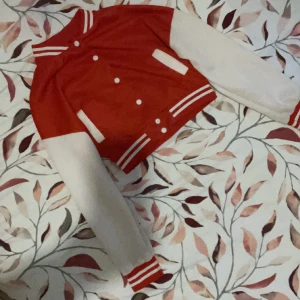 Svart och röd  - Svart och röd topp hoddie sommar 