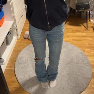 Super snygga  jeans från Gina i storlek 34 ( midjemått 34 innerbenslängden 85) jätte bra skick ❤️