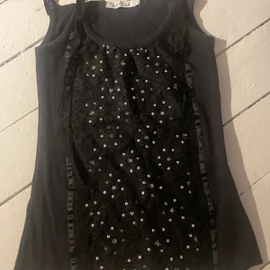 topp - skit söt topp med paljetter i xs