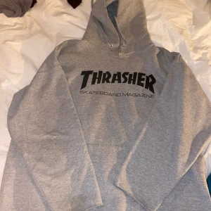 trasher hoodie - väldigt använd, skick 4/10