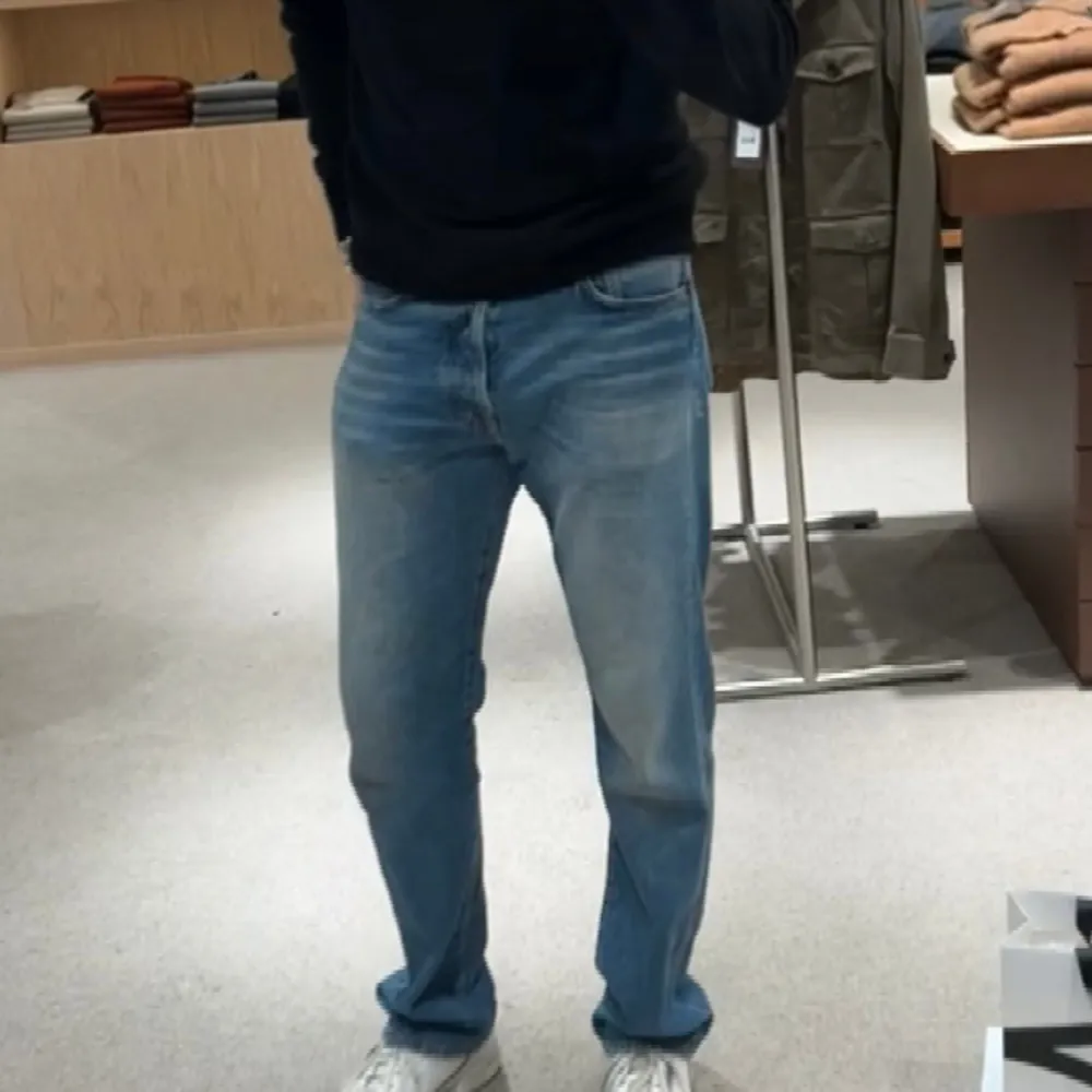 Acne jeans i modellen 1996 i storlek 31/32. Extremt snygga men tyvärr har de blivit för små för mig. Måttligt använda, inga skador eller hål på plagget. Pris kan diskuteras. Nypris i butik, runt 3000 kr. Kan mötas upp i Stockholm. Jeans & Byxor.