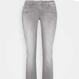 Säljer dessa gråa snygga Ltb jeans då de ALDRIG kommer till användning. Helt slutsålda  och as snygga på❤️  STORLEK- 26:32 MIDJEMÅTT- 38 INNERBENSLÄNGD-81
