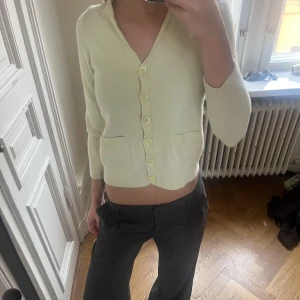 Så söt kofta 💛 - Ljusgul kofta i cashmere🫶💛