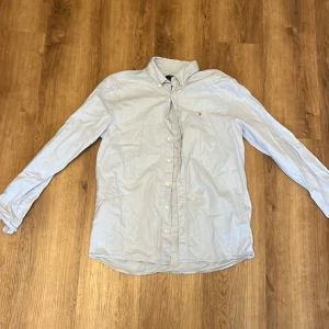 GANT Skjorta - Gant skjorta som passar 13-14 (158-164cm). Använt skick. Kan fraktas