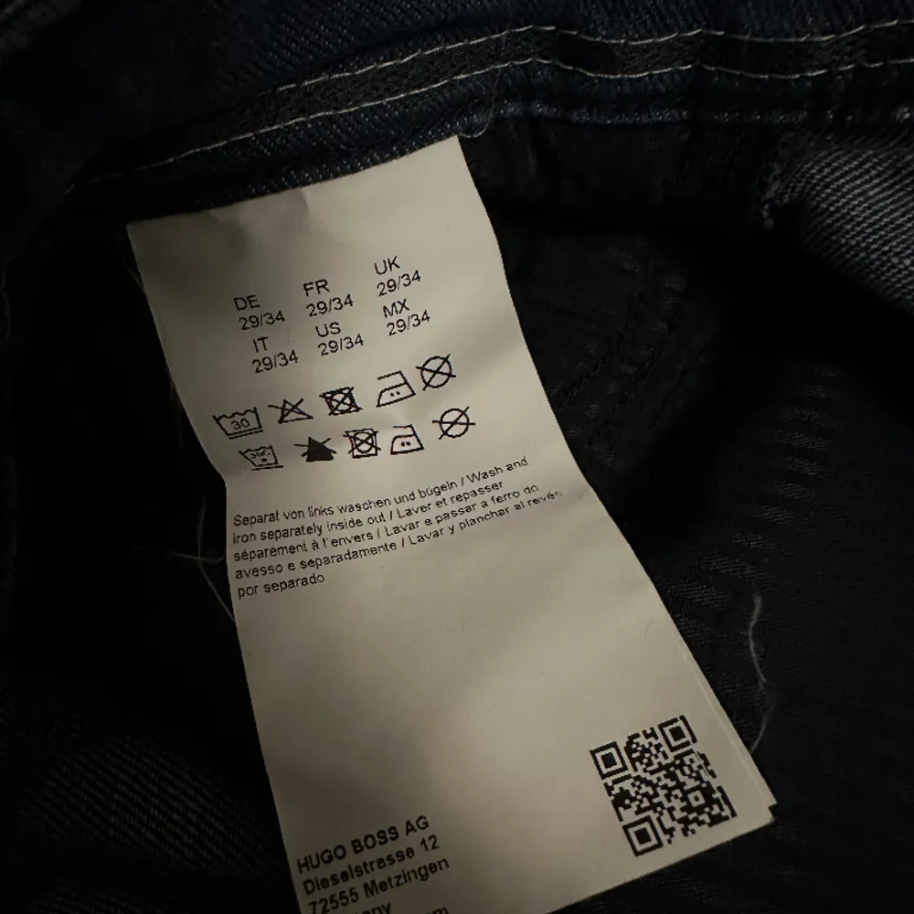 Säljer OANVÄNDA Hugo Boss jeans. Önskas fler bilder eller har du funderingar, tveka inte att kontakta mig!  , Storlek: W29 L34 , Nypris: 1,499kr. Jeans & Byxor.