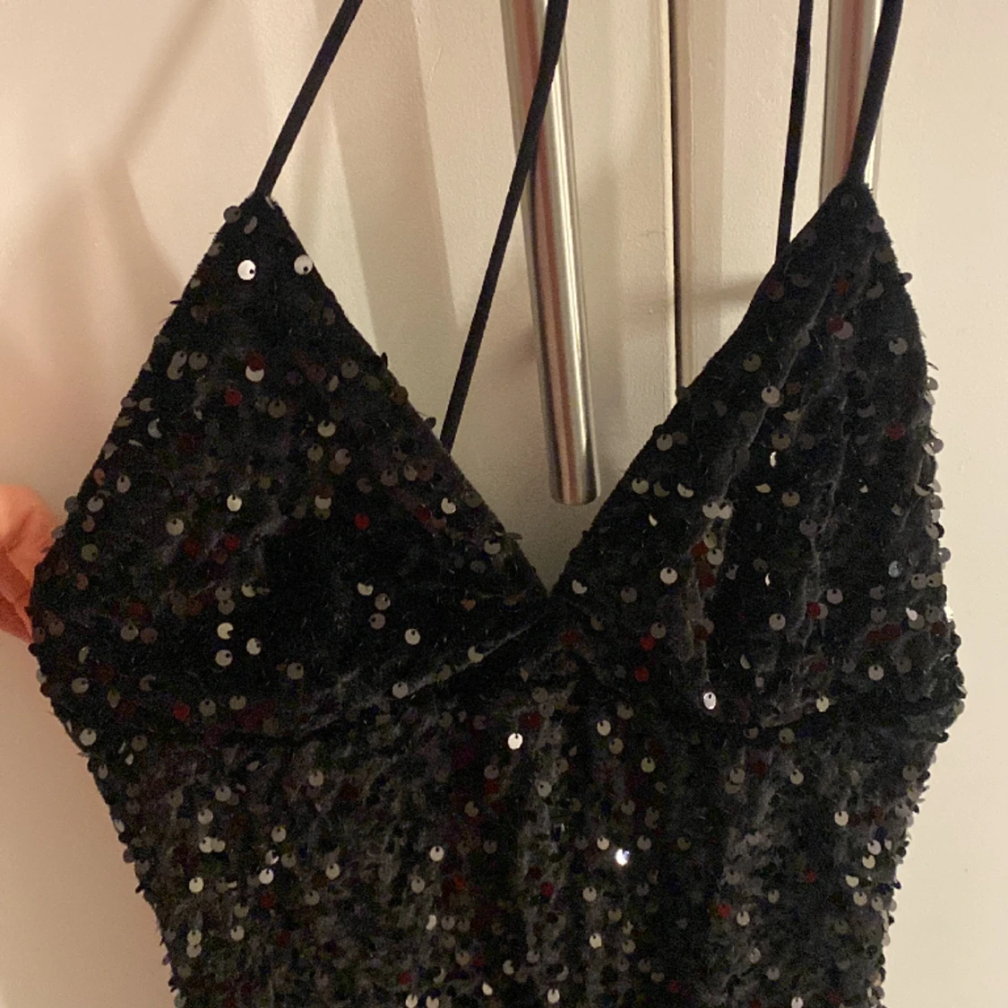 Glittrig festklänning - 91