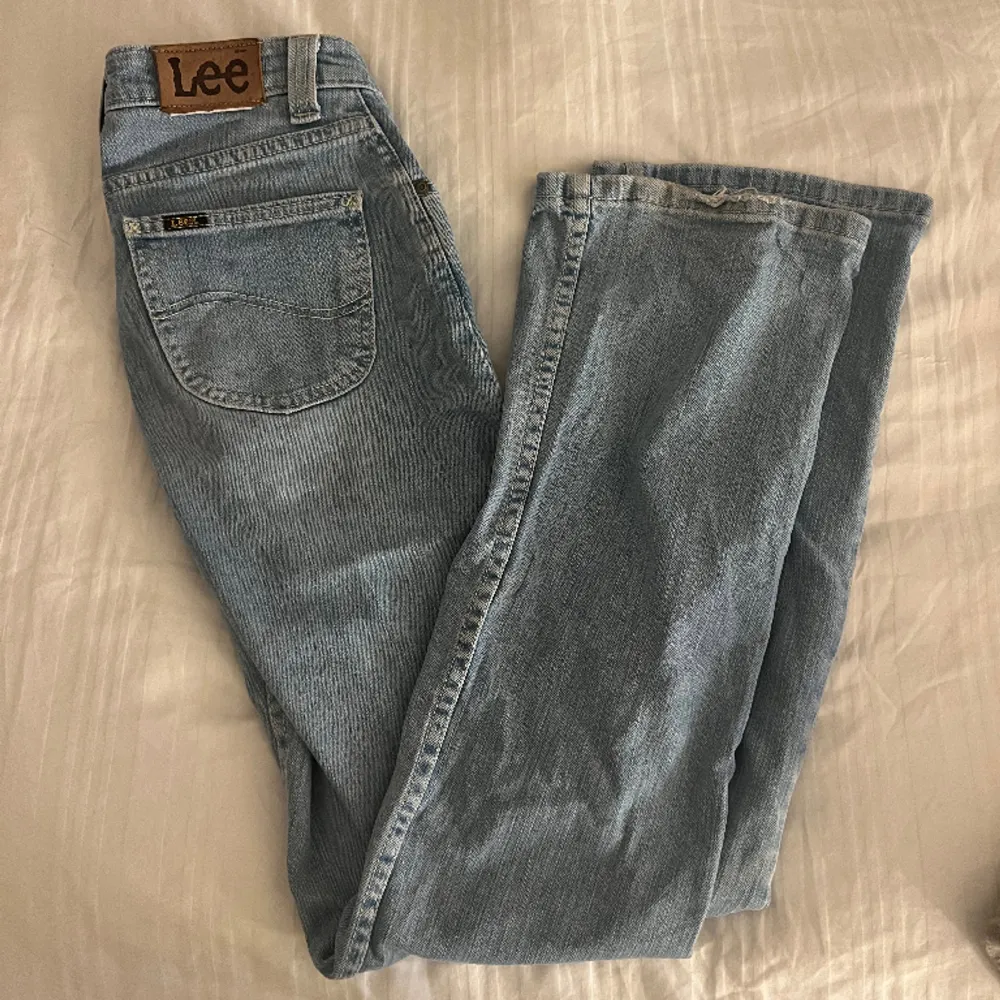 Vintage Lee lågmidjade jeans i ljusblå. Storlek står ej men skulle säga S i midjan längd 32 då jag vanligtvis har det. Jag är 165 lång och jeansen sitter perfekt i längden på mig. Hör av dig om du är intresserad☺️ pris går att diskutera. Jeans & Byxor.