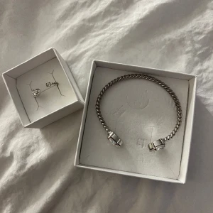 caroline svedbom  - säljer mina jätte fina caroline svedbom smycken som matchar! båda är reglerbara och i silver. båda har rostat liiite men inget man tänker på alls. box & påse medföljer! 🥰 säljer endast tillsammans ❤️
