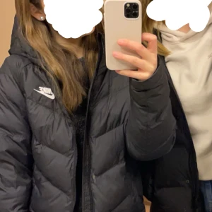 Nike jacka  - Säljer denna Nike jackan, har använt den rätt mycket men den är i bra skick 🤩 nypris är lite över 1000 och jag säljer den för 400 