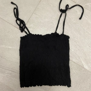 Topp - Säljer denna fina topp då den aldrig kommer till användning. Vid intresse skriv för fler bilder☺️