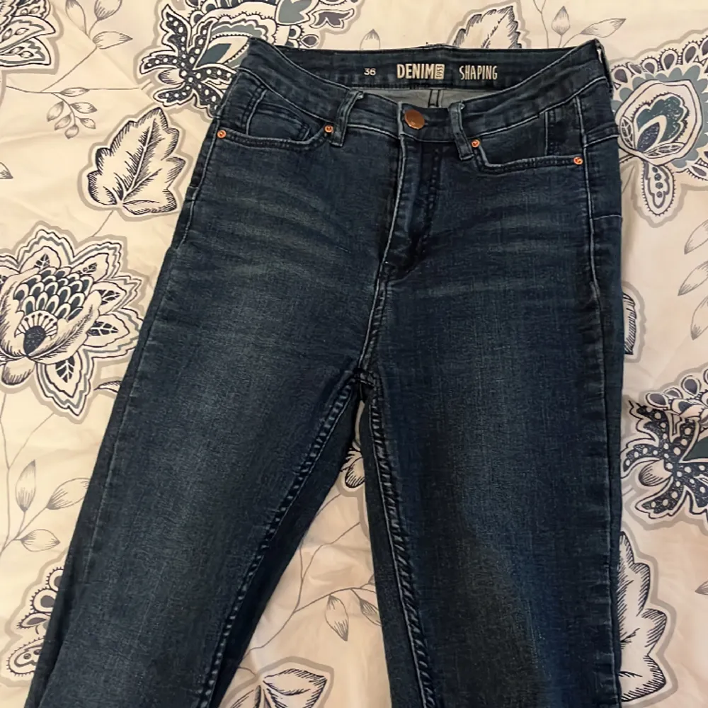 Ett par jättesköna, tajta mörkblå highwaist jeans 💙 Jag är 164 och byxkanten går att vika ner . Jeans & Byxor.
