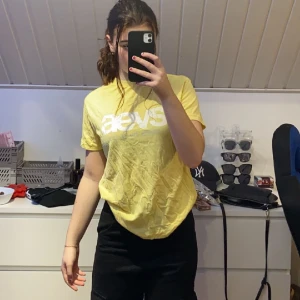 Gul Svea t-shirt - Gul Svea t-shirt 