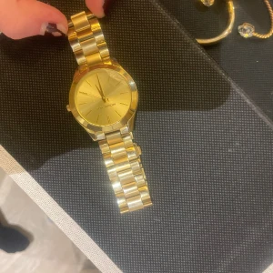 Michael Kors klocka - Sjukt snygg klocka från Micheal kors, har ”asken” kvar till den (därav äktehetsbevis). Nypris 3000 ( priset kan diskuteras )