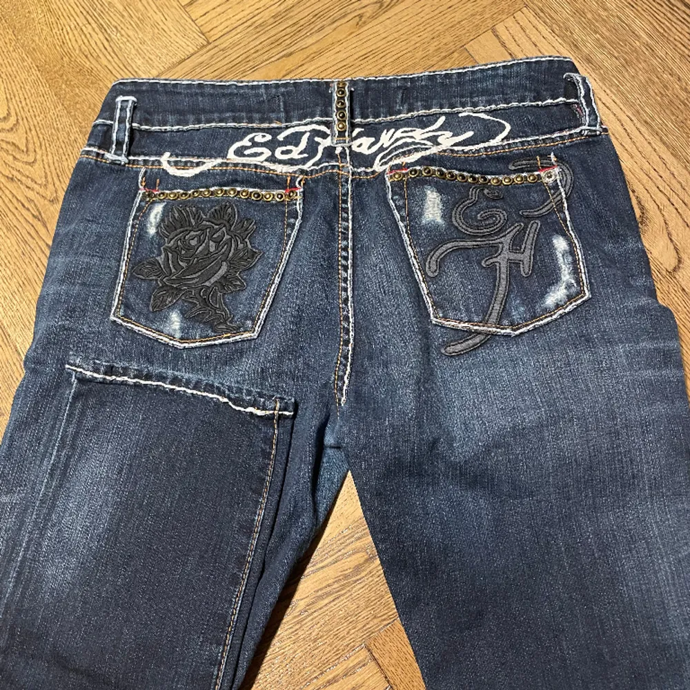 Asballa ed Hardy jeans köpta på plick för 600kr. Aldrig kommit till användning då dem ej passade så bra på mig💞 köpt är köpt, köpare står för frakt 🌟. Jeans & Byxor.