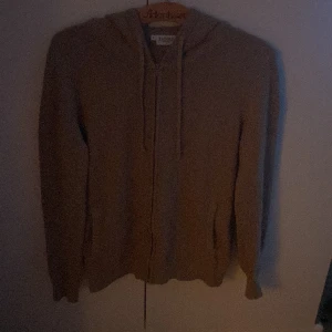 Full zip hoddie - Säljer min zip hoddie som är en kashmirblandning och sitter riktigt bra. Nyskick då den bara är använd ett fåtal gånger. Skriv vid minsta funderingar!