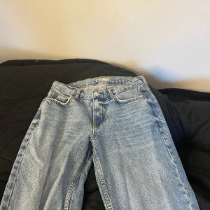 Low straight  - Säljer dessa populära och slutsålda jeans från Gina Tricot. Low straight i storlek 34. Inga defekter. Nypris 500kr och säljer för 270kr