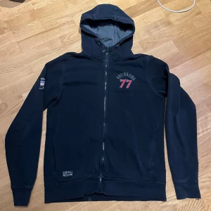 sail racing zipup Hoodie  - En Nice sail racing zipup Hoodie i bra skick, skriv vid frågor/köp!   Jag är 188 som referens 