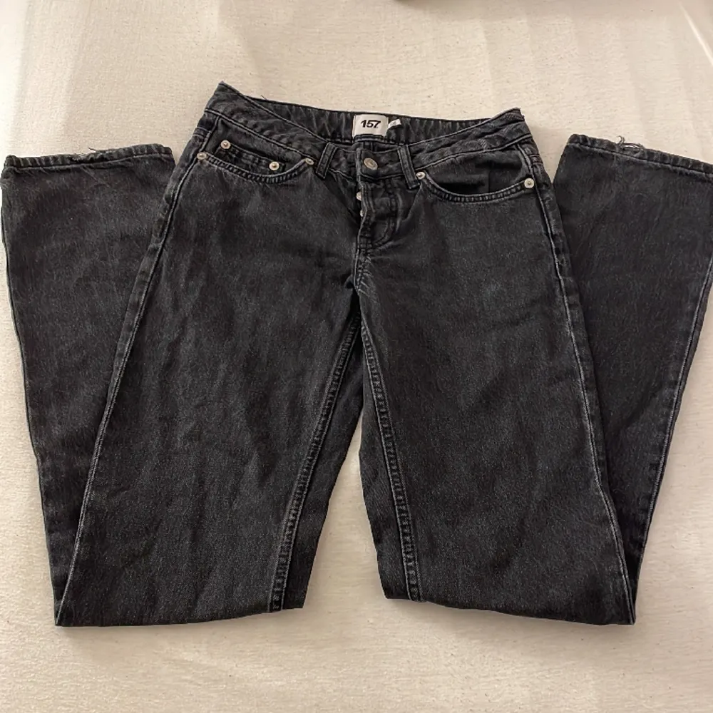 Dessa svarta jeans från lager 157 som tyvärr är för små för mig💕 de är lite trasiga som ni ser på tredje bilden längst ner på jeansen.. Jeans & Byxor.